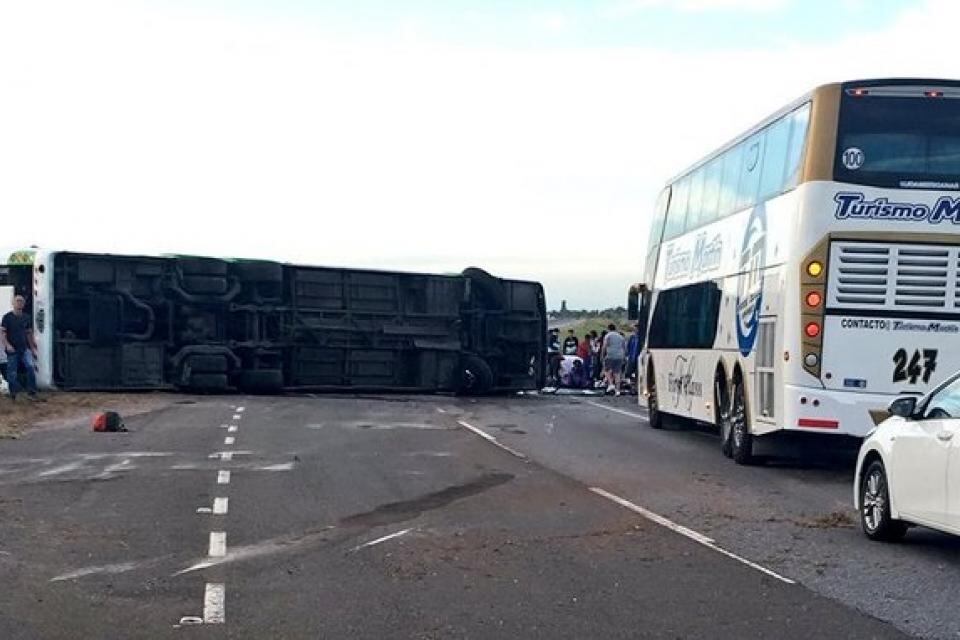 Volcó un colectivo en la Ruta 2: Murieron dos nenas – Página|12