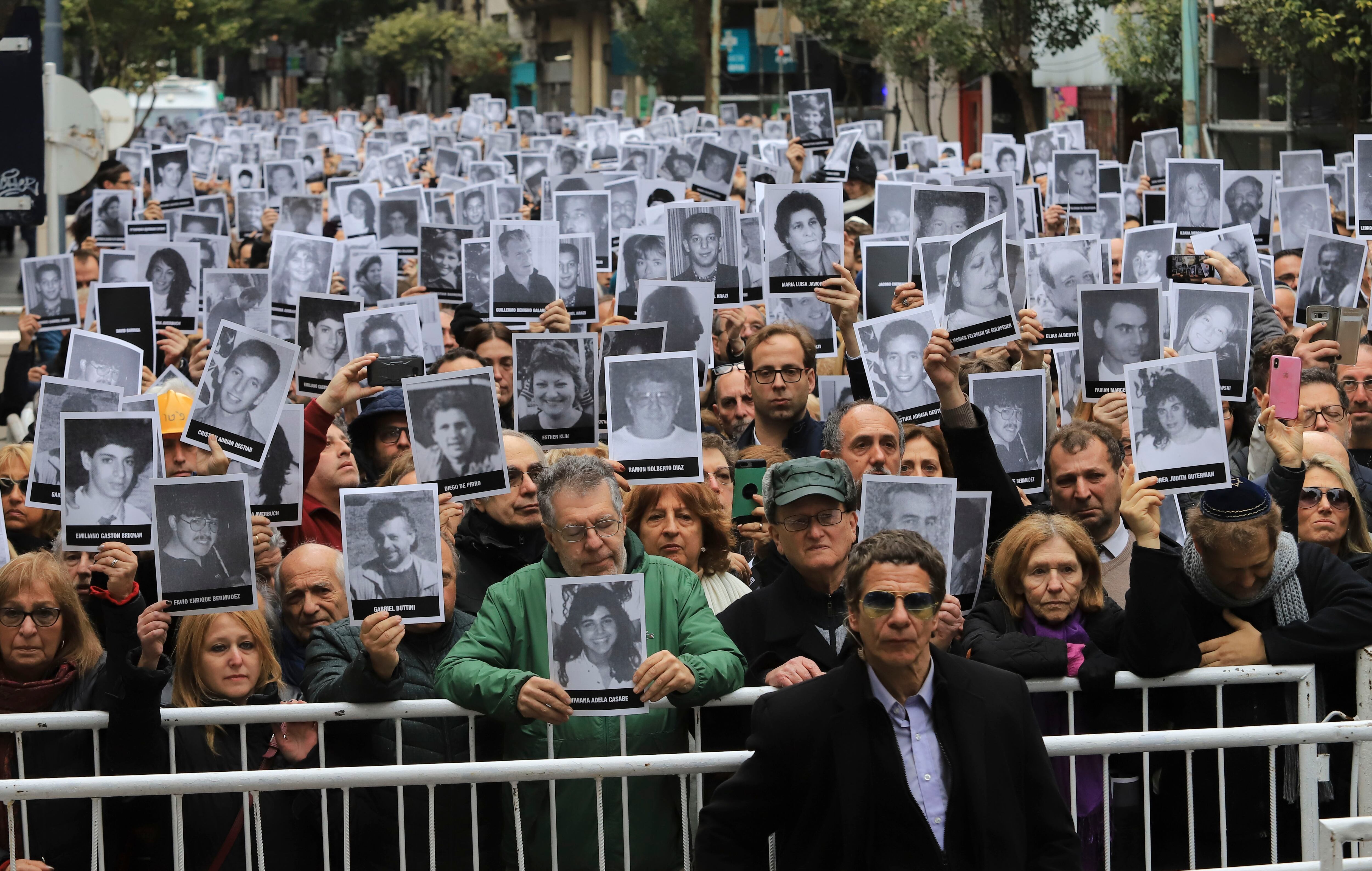Cientos de personas acudieron al acto oficial frente a la AMIA.