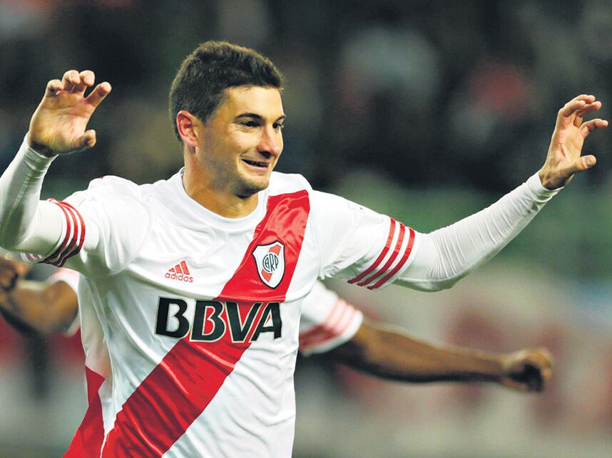 Los goles de Lucas Alario podrían emigrar a China, aunque River quiere retenerlo.