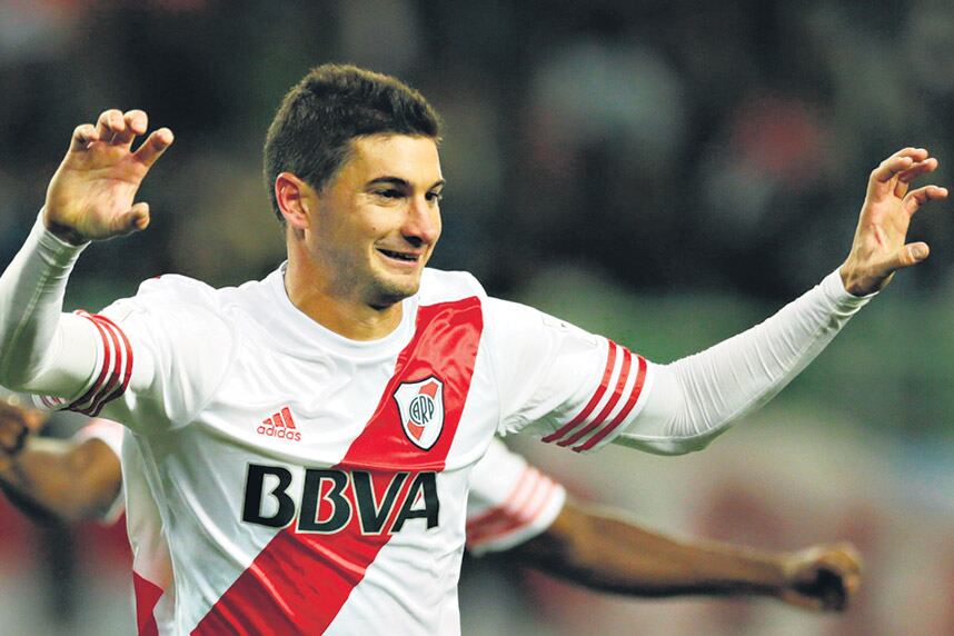Los goles de Lucas Alario podrían emigrar a China, aunque River quiere retenerlo.