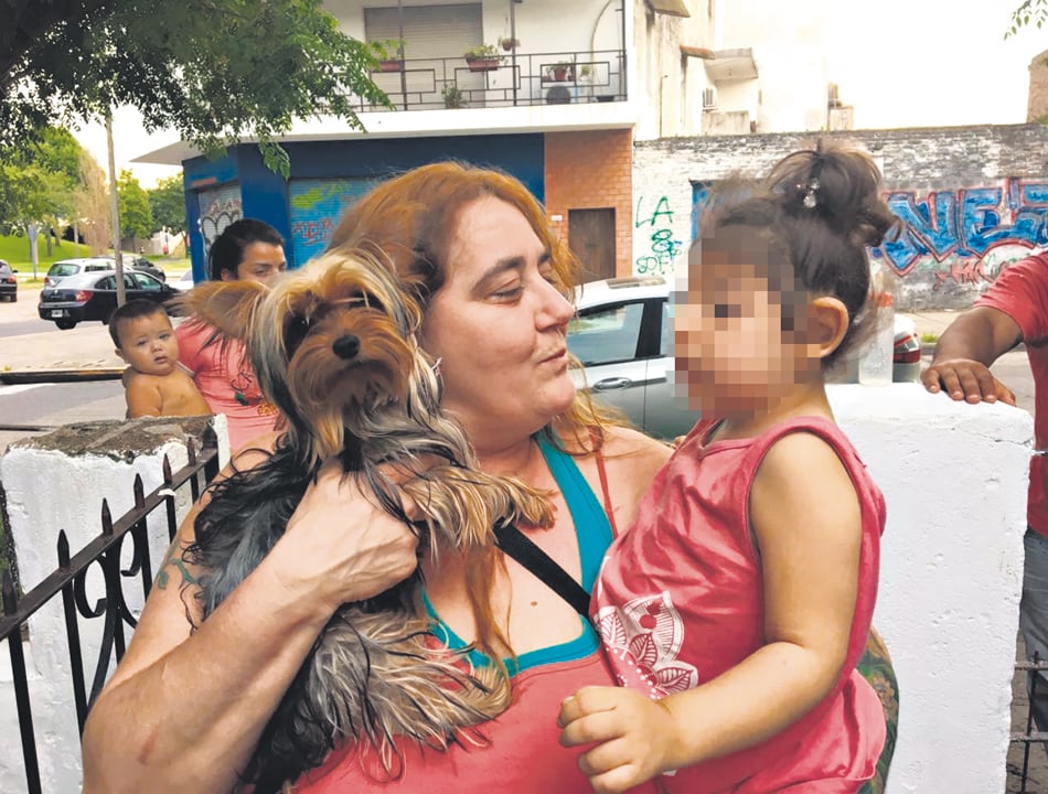 Adriana Funaro con la niña Delfina, que sufre convulsiones por la microcefalia.