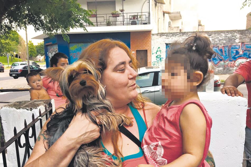 Adriana Funaro con la niña Delfina, que sufre convulsiones por la microcefalia.