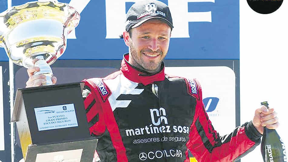 Trofeo y champán para el triunfo número 44 de Canapino.