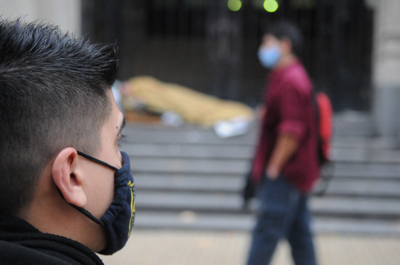 El barbijo impide leer los labios a las personas que no oyen.