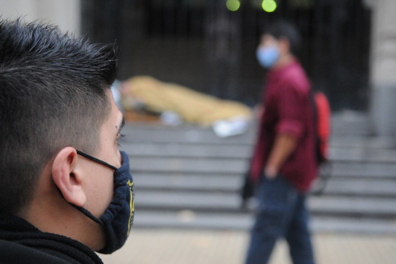 El barbijo impide leer los labios a las personas que no oyen.