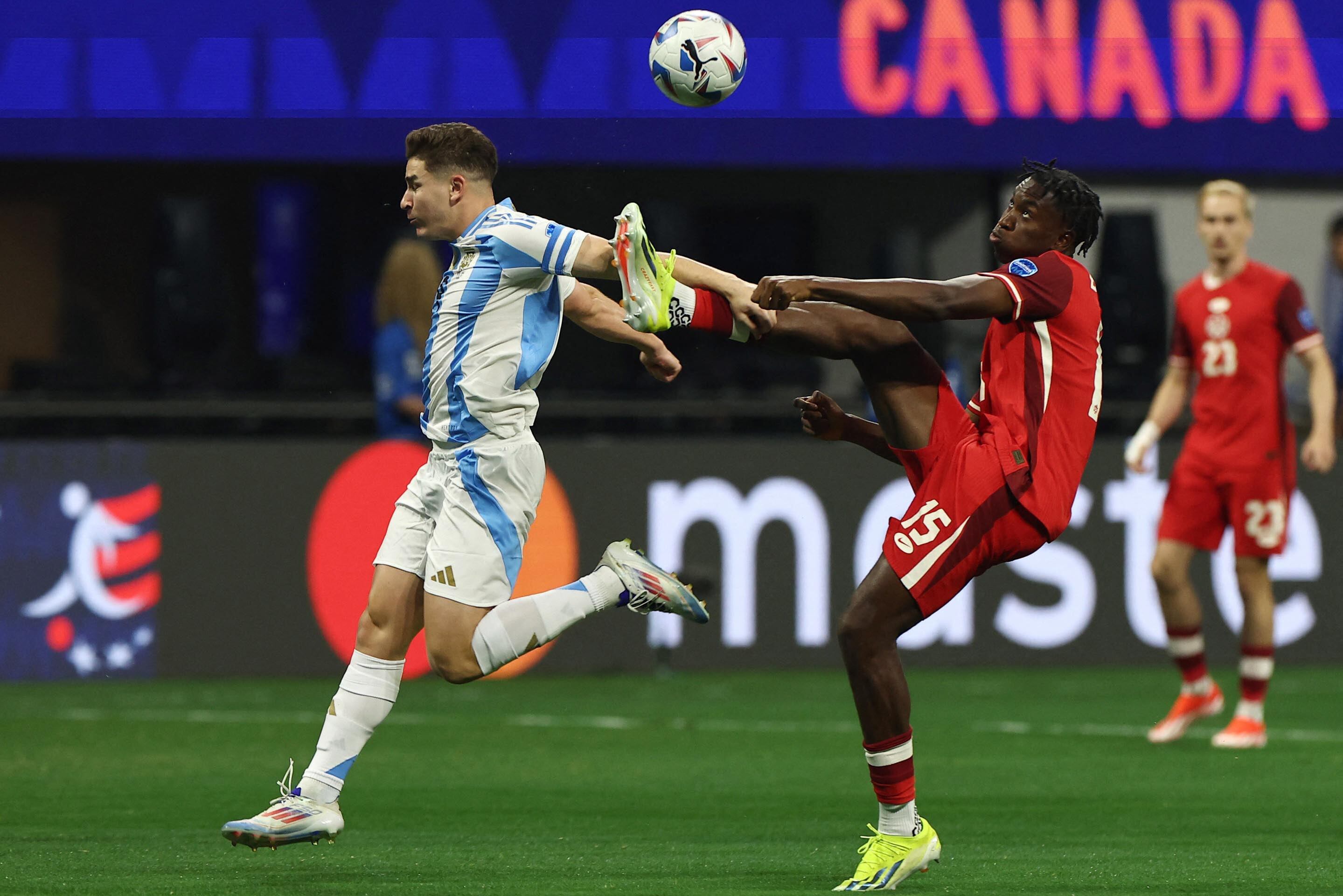 Bombito también le pegó -sin querer- en la mano a Julián Álvarez apenas arrancado el partido.
