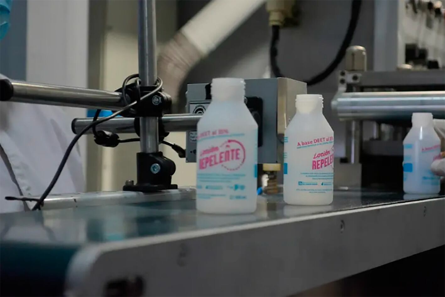 El repelente bonaerense es una loción a base de dietil-meta-toluamida, similar al de las marcas comerciales.