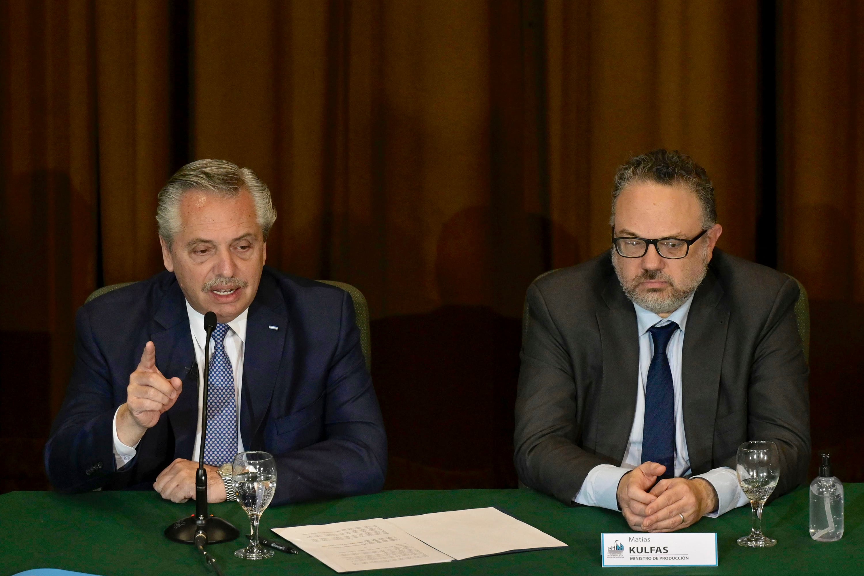 Alberto Fernández con Matías Kulfas cuando era su ministro. 