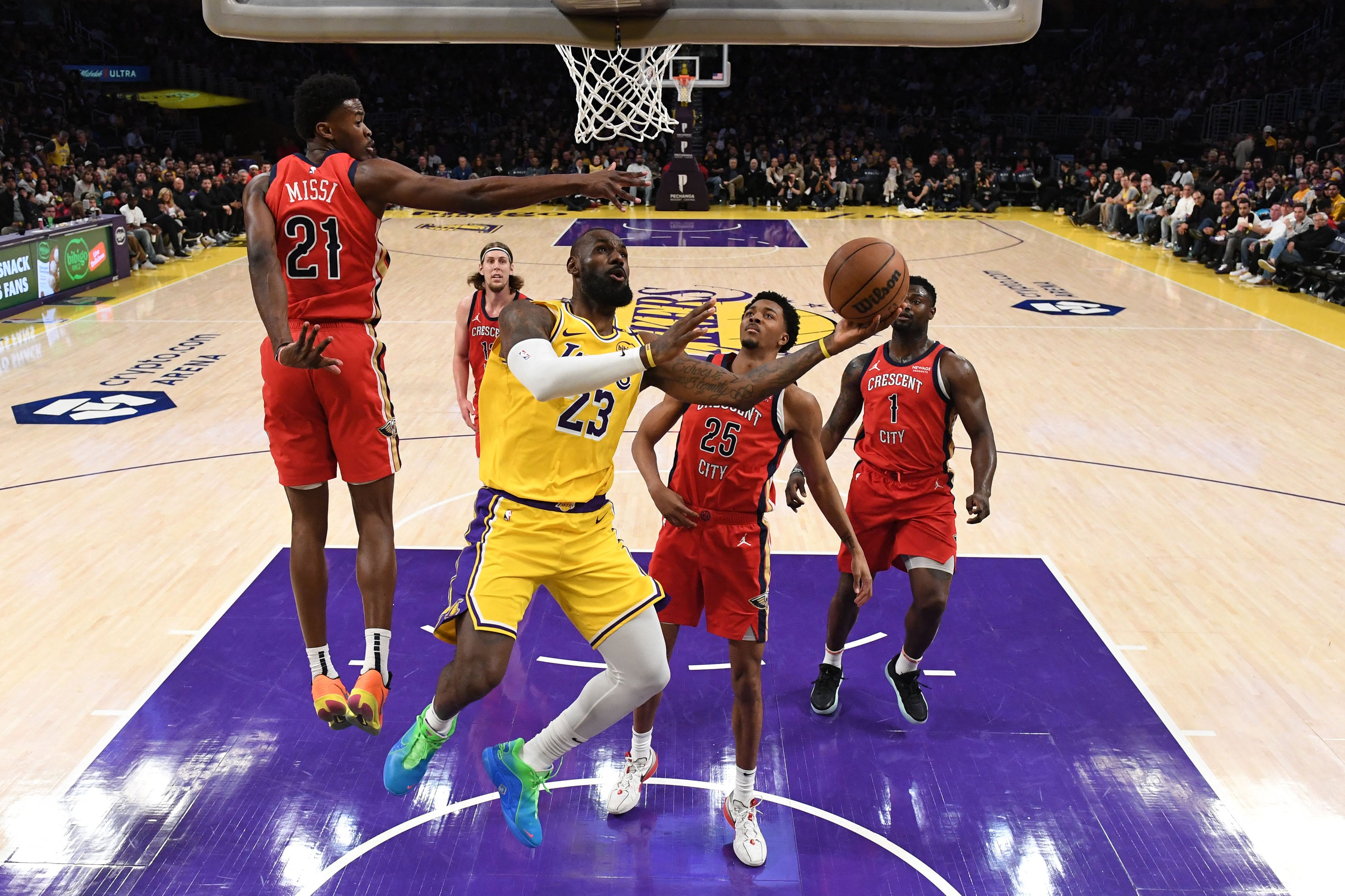 LeBron anota dos de sus 34 puntos ante New Orleans