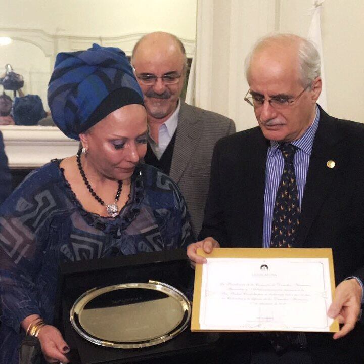 Piedad Córdoba recibió la distinción de manos del diputado del Parlasur, Jorge Taiana.