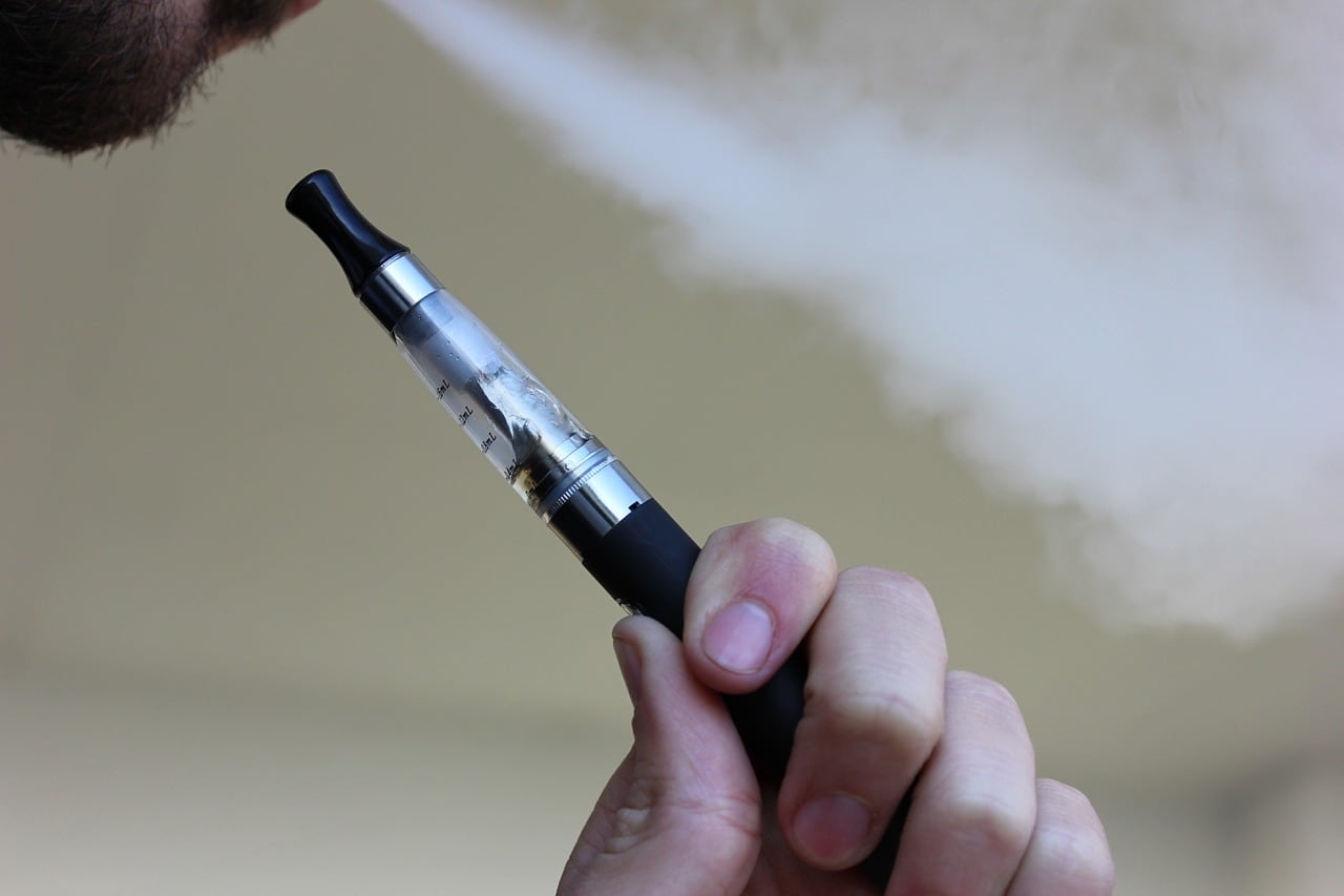 Por primera vez en la Argentina un hombre debió ser internado por una afección provocada por el cigarrillo electrónico.