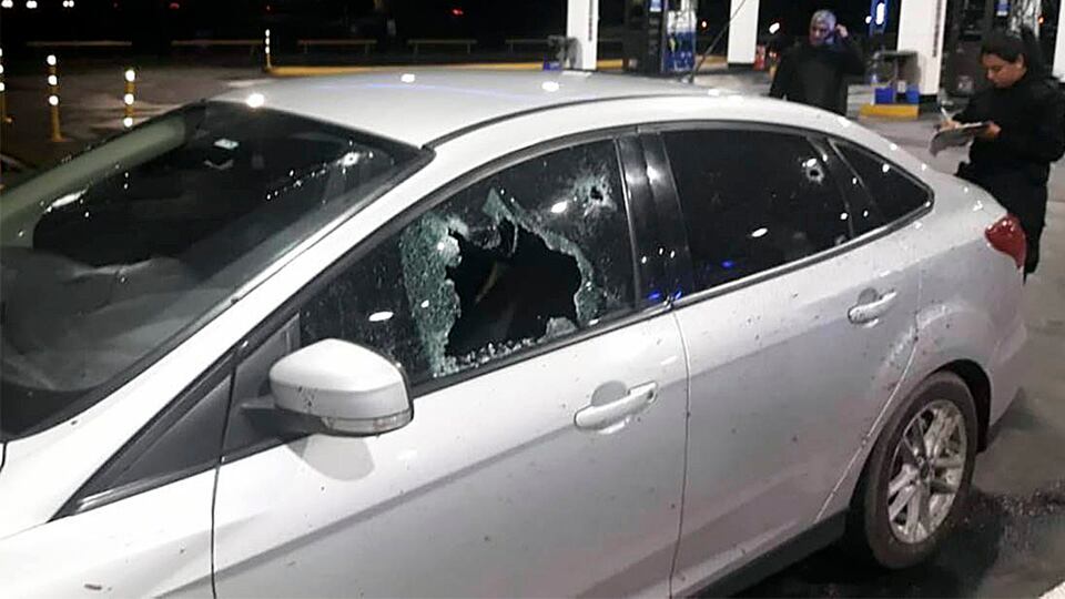 Los disparos en la ventana del auto de Valdez, en el momento que llegan a la estaciòn de servicio.