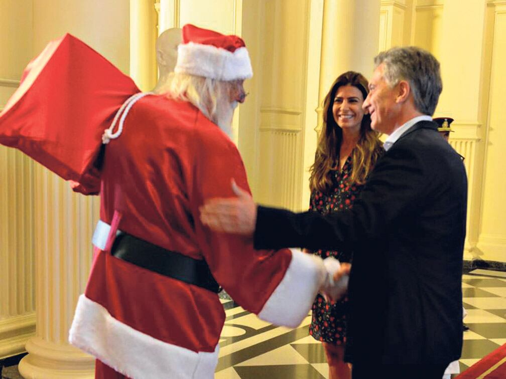 Mauricio Macri y Juliana Awada saludaron a Papá Noel en el brindis en la Casa Rosada.