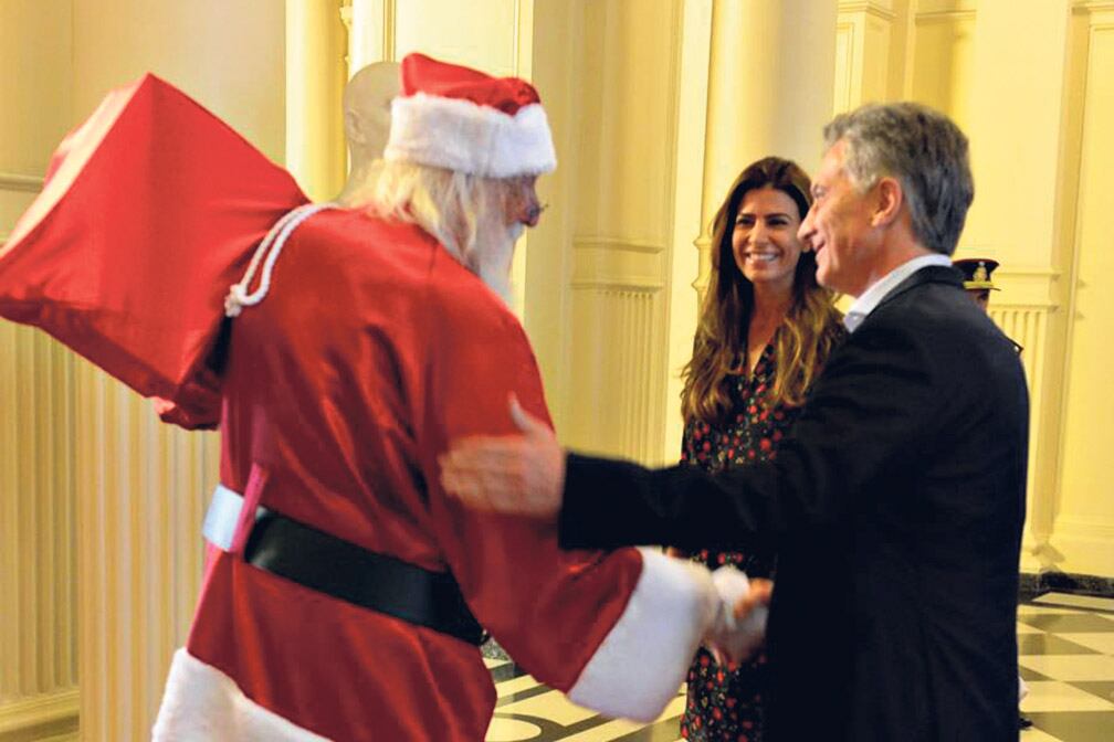 Mauricio Macri y Juliana Awada saludaron a Papá Noel en el brindis en la Casa Rosada.
