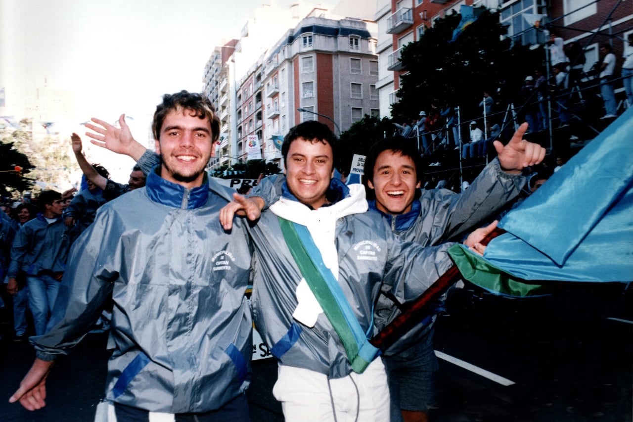 Fernando Barroso, Matias Hiribarne al medio y Esteban Carrasco en la apertura de los Juegos Bonaerenses de 1997.
