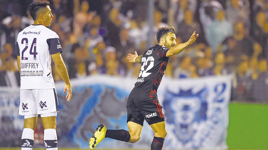 Ignacio Scocco festeja el segundo de River, que definió la historia. El delantero mostró un buen nivel en su vuelta a la titularidad.