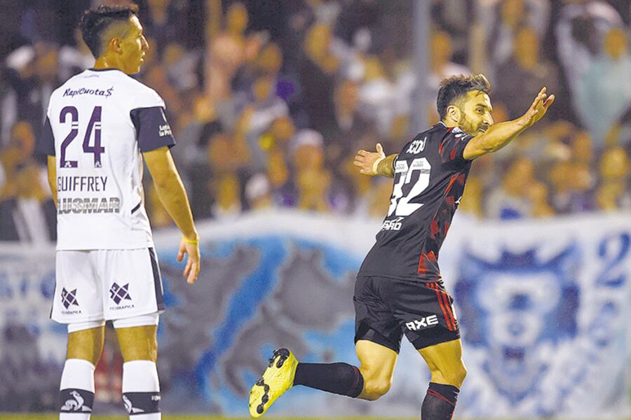 Ignacio Scocco festeja el segundo de River, que definió la historia. El delantero mostró un buen nivel en su vuelta a la titularidad.