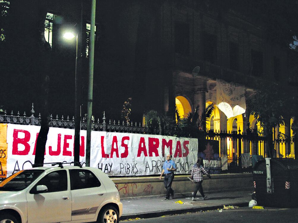 Una pintada en el colegio Mariano Acosta en contra de los abusos policiales.