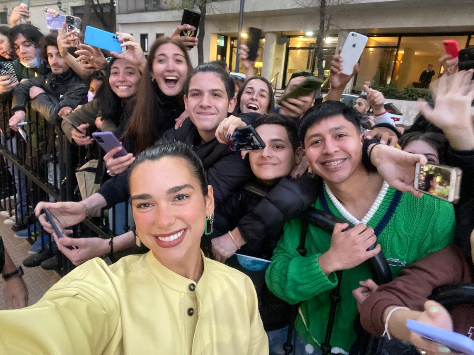 La cantante birtánica hizo un tour por la Ciudad, se fotografió con sus fanáticos y esta noche dará su show en el Campo de Polo. (Foto: Twitter).