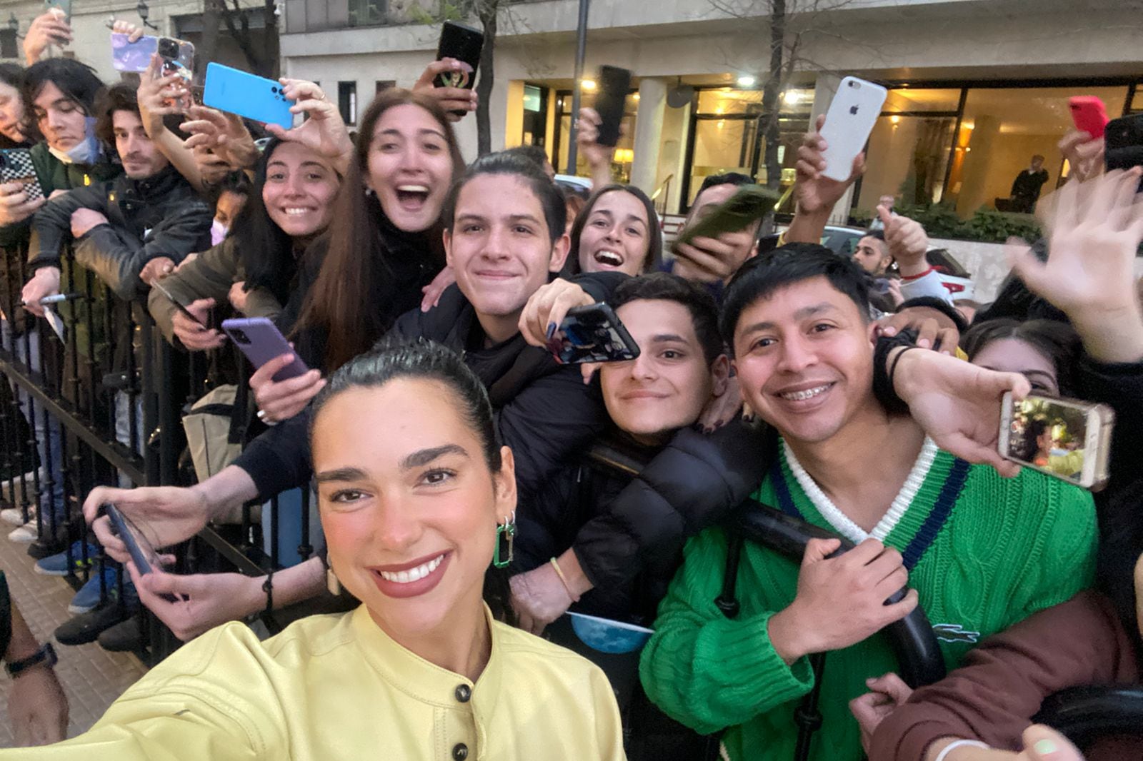 La cantante birtánica hizo un tour por la Ciudad, se fotografió con sus fanáticos y esta noche dará su show en el Campo de Polo. (Foto: Twitter).