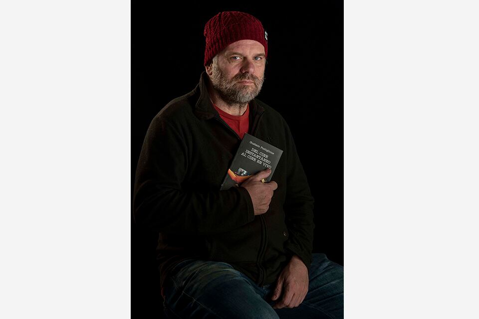 Postiglione tiene la intención de ser contemporáneo a su tiempo.