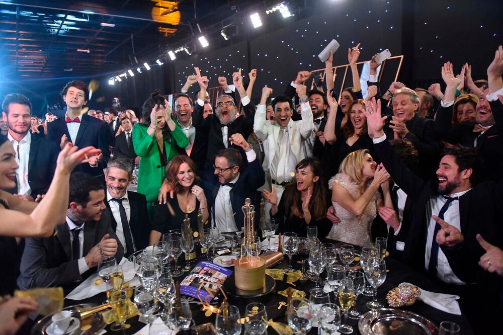 El elenco de 100 días para enamorarse festejó el premió.