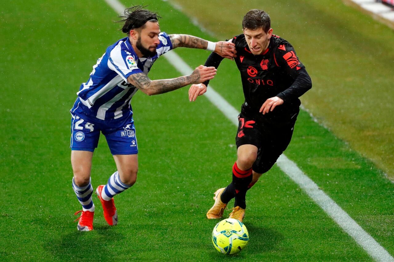 Ahien Muñoz lleva la pelota ante la marca de José Ignacio.