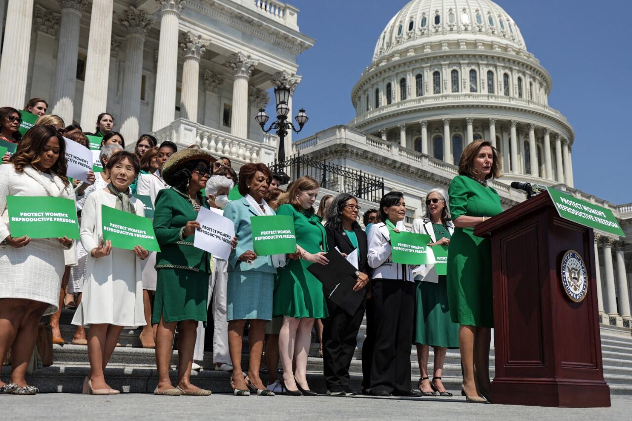 Nancy Pelosi, demócrata, presidente de la Cámara baja, en un duro discurso por lo derechos reproductivos frente al Capitolio.