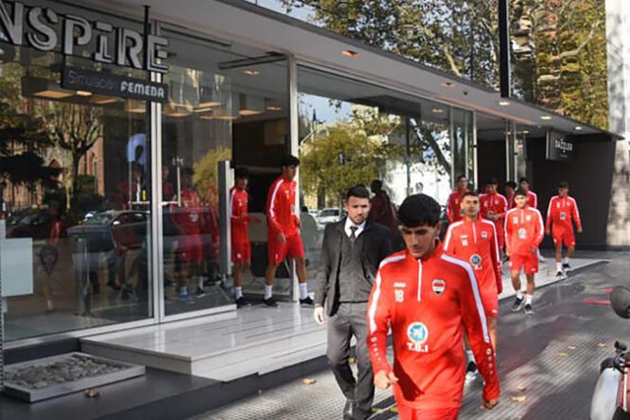 La delegación de Irak en la puerta del hotel platense.
