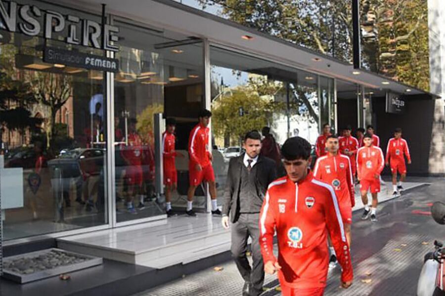 La delegación de Irak en la puerta del hotel platense.