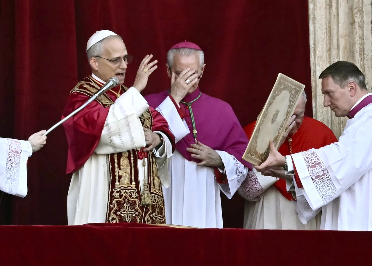 Robert Prevost bendice a los fieles.