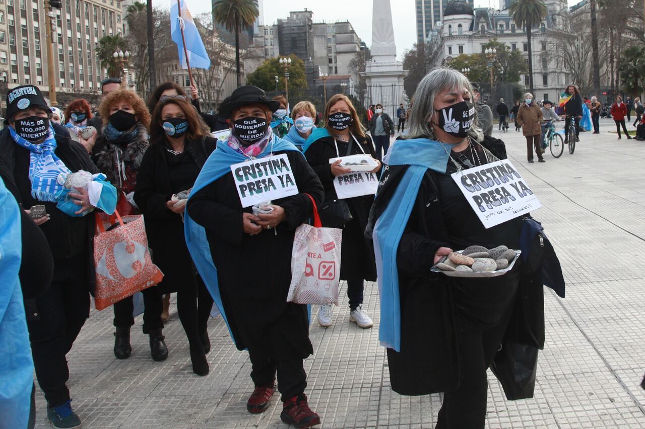 Manifestantes llevan piedras a Plaza de Mayo.