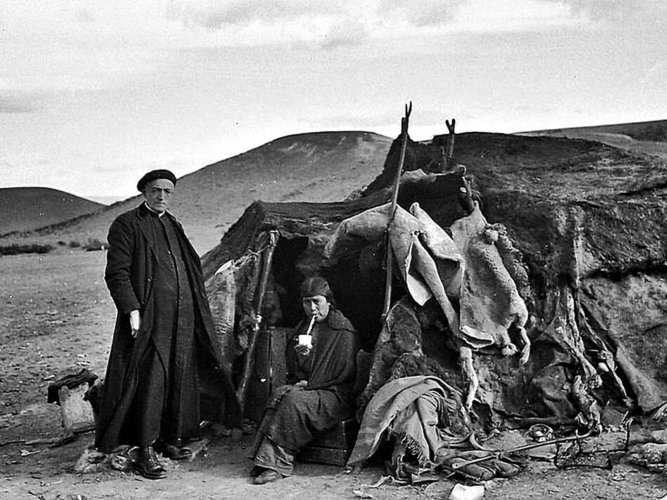 El padre de Agostini en la toldería de una mujer aoninenk.