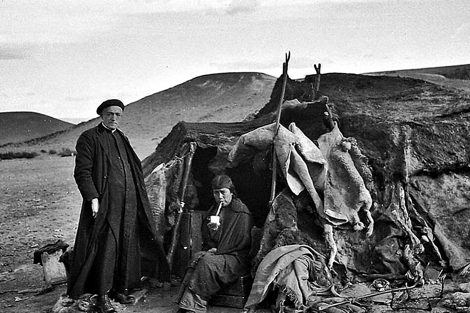 El padre de Agostini en la toldería de una mujer aoninenk.
