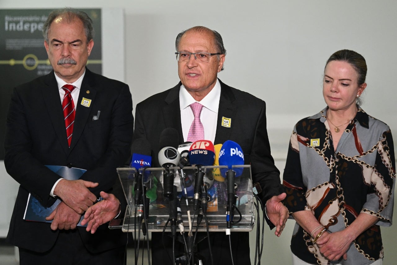 Mercadante, Alckmin y Hoffmann, del equipo de transición de Lula, tras reunirse con el de Bolsonaro. 