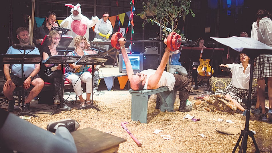 Las chanchas se desarrolla en una jaula en la que hay diez músicos, cuatro cantantes, la directora musical, diez actores y un perro.