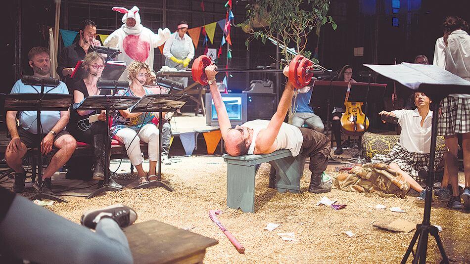 Las chanchas se desarrolla en una jaula en la que hay diez músicos, cuatro cantantes, la directora musical, diez actores y un perro.