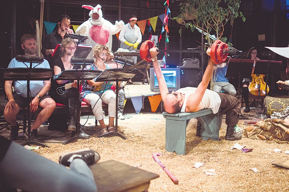 Las chanchas se desarrolla en una jaula en la que hay diez músicos, cuatro cantantes, la directora musical, diez actores y un perro.