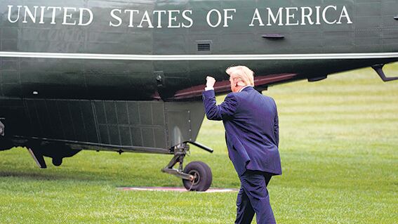 Con el puño en alto Trump se sube a su helicóptero Marine One en Washington DC.