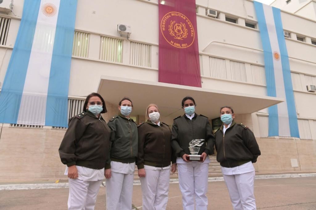 Ríos, con el premio, junto a sus colegas.