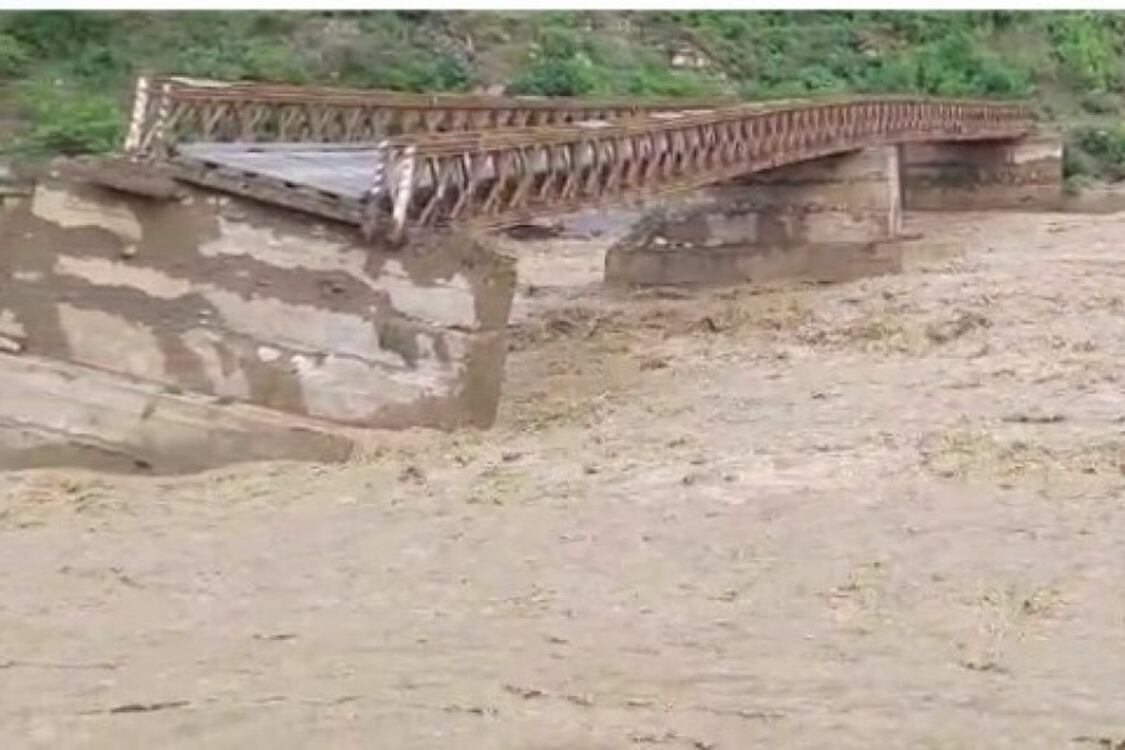El puente sufre las consecuencias de las crecidas por las lluvias.