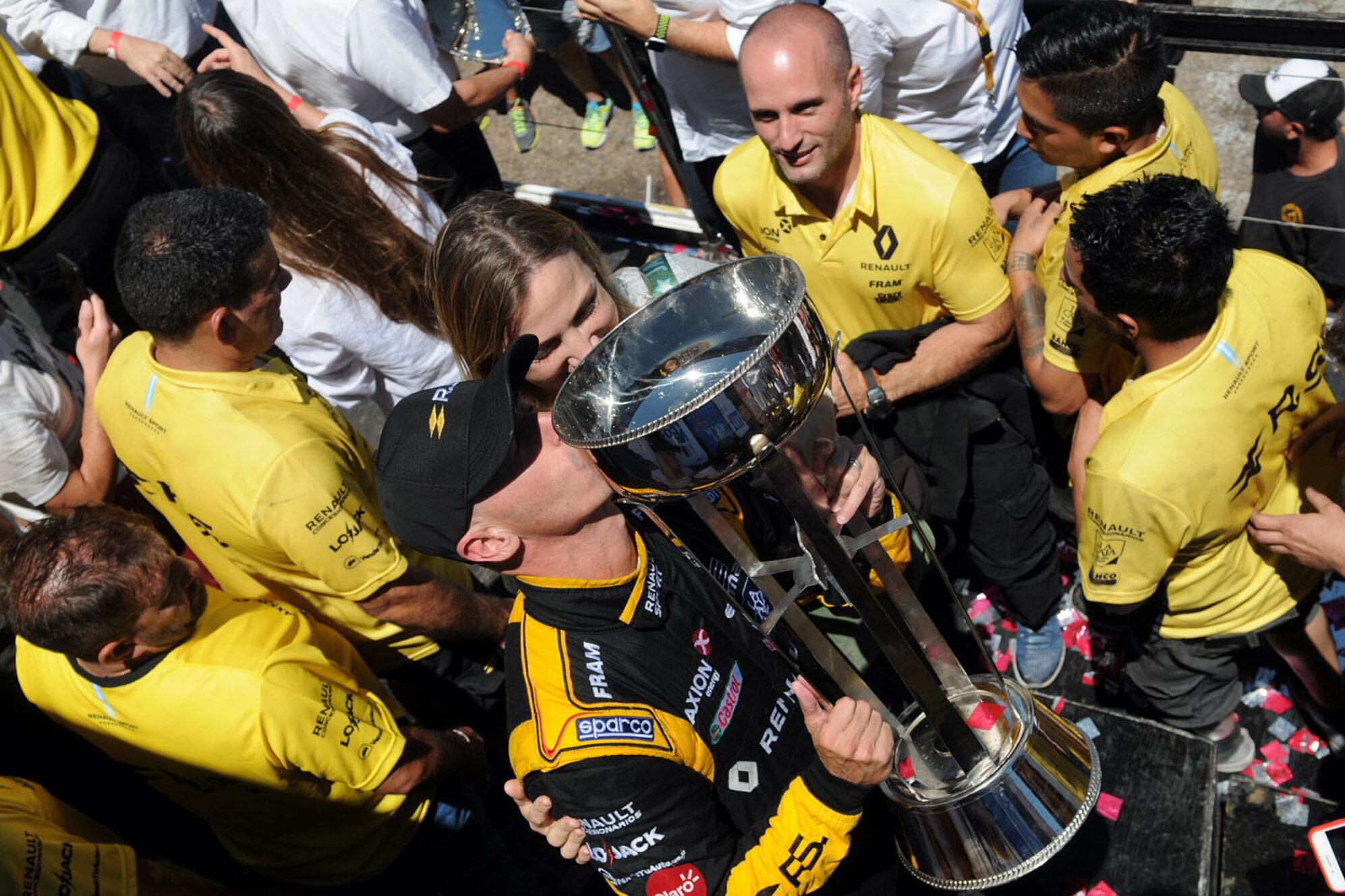 La felicidad de Pernía en el momento de levantar la Copa.
