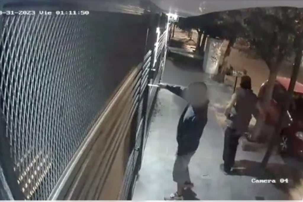 El ataque quedó grabado en cámaras de seguridad.