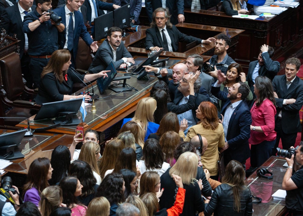 El oficialismo denunciaó "violencia" y "misoginia" por parte de los diputados opositores.