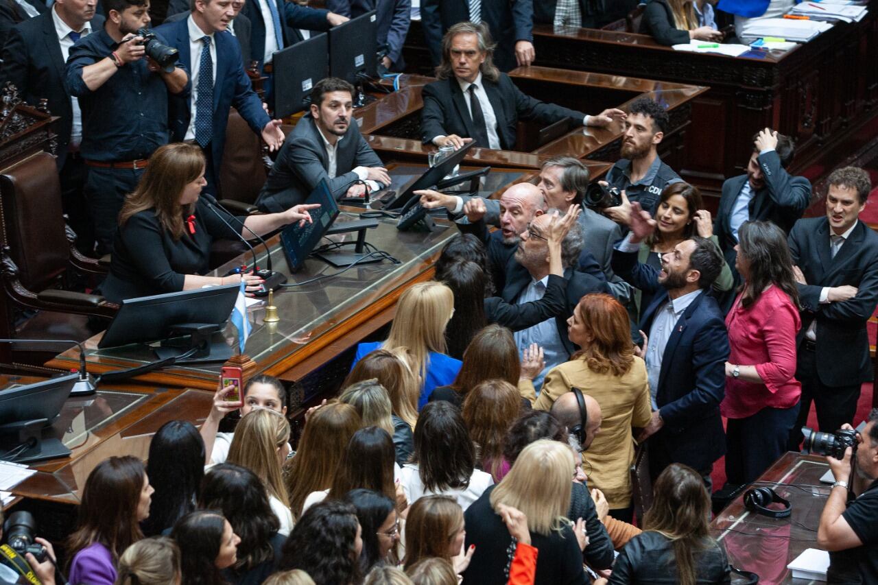 El oficialismo denunciaó "violencia" y "misoginia" por parte de los diputados opositores.