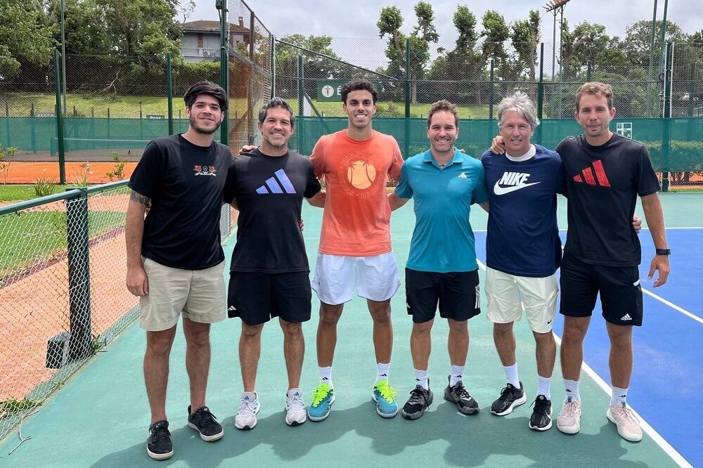 Francisco Cerúndolo junto a su equipo y la nueva pieza del grupo, Franco Davin