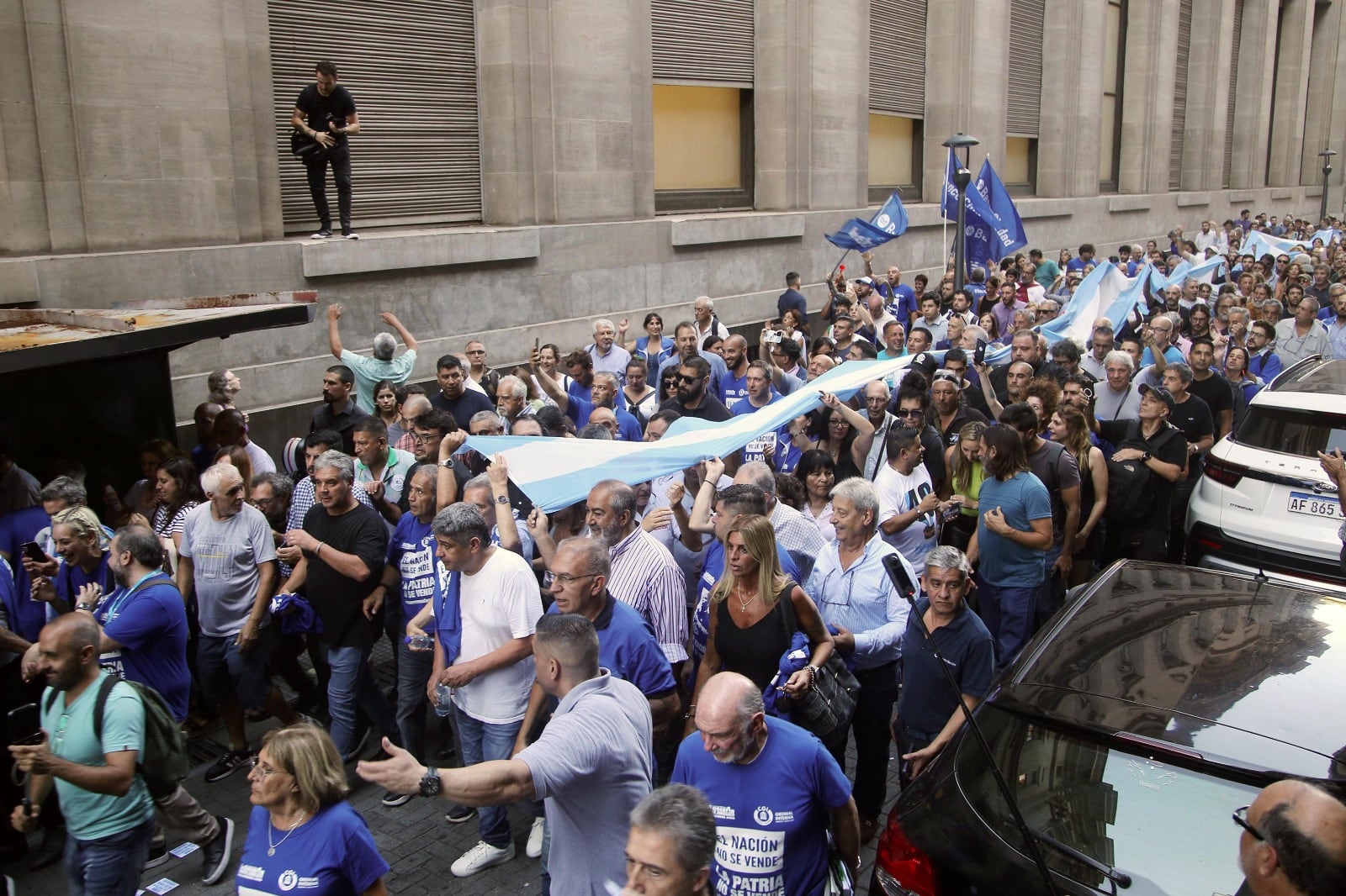 Abrazo de empleados del BNA contra la privatización