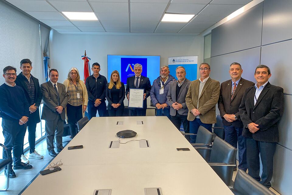 El titular del aeropuerto y las autoridades que recibieron la certificación.