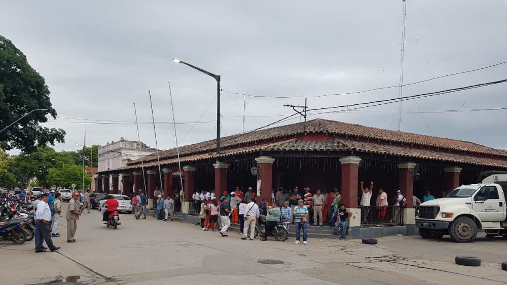 Empleados en las puertas de la municipalidad