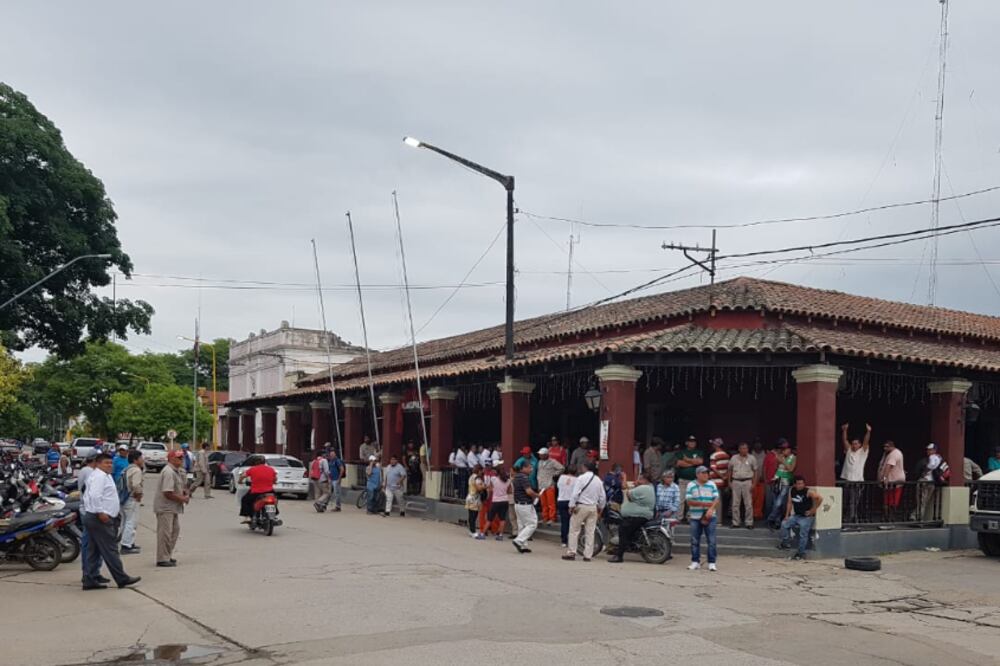 Empleados en las puertas de la municipalidad